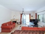Alsancak’ta Özel Havuzlu ve Olgun Peyzajlı Seçkin 3 Yatak Odalı Villa Alsancak’ın En Tercih Edilen ve Prestijli Bölgelerinden Birinde Konumlanan Bu Zarif Villa,