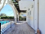 Alsancak’ta Özel Havuzlu ve Olgun Peyzajlı Seçkin 3 Yatak Odalı Villa Alsancak’ın En Tercih Edilen ve Prestijli Bölgelerinden Birinde Konumlanan Bu Zarif Villa,