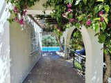 Alsancak’ta Özel Havuzlu ve Olgun Peyzajlı Seçkin 3 Yatak Odalı Villa Alsancak’ın En Tercih Edilen ve Prestijli Bölgelerinden Birinde Konumlanan Bu Zarif Villa,