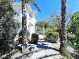 Alsancak’ta Özel Havuzlu ve Olgun Peyzajlı Seçkin 3 Yatak Odalı Villa Alsancak’ın En Tercih Edilen ve Prestijli Bölgelerinden Birinde Konumlanan Bu Zarif Villa,