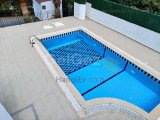 Karsiyaka’nın Huzurlu Sahil Köyünde Yer Alan Bu Şirin 3 Yatak Odalı Bungalow, Konfor ve İşlevselliği Ön Planda Tutan Sıcak ve Davetkâr Bir Yaşam Alanı Sunmaktad