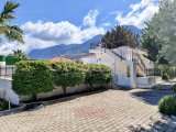 Karsiyaka’nın Huzurlu Sahil Köyünde Yer Alan Bu Şirin 3 Yatak Odalı Bungalow, Konfor ve İşlevselliği Ön Planda Tutan Sıcak ve Davetkâr Bir Yaşam Alanı Sunmaktad