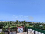 Karsiyaka’nın Huzurlu Sahil Köyünde Yer Alan Bu Şirin 3 Yatak Odalı Bungalow, Konfor ve İşlevselliği Ön Planda Tutan Sıcak ve Davetkâr Bir Yaşam Alanı Sunmaktad