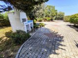 Karsiyaka’nın Huzurlu Sahil Köyünde Yer Alan Bu Şirin 3 Yatak Odalı Bungalow, Konfor ve İşlevselliği Ön Planda Tutan Sıcak ve Davetkâr Bir Yaşam Alanı Sunmaktad