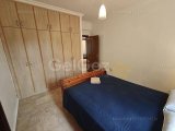 Karsiyaka’nın Huzurlu Sahil Köyünde Yer Alan Bu Şirin 3 Yatak Odalı Bungalow, Konfor ve İşlevselliği Ön Planda Tutan Sıcak ve Davetkâr Bir Yaşam Alanı Sunmaktad