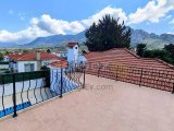Karsiyaka’nın Huzurlu Sahil Köyünde Yer Alan Bu Şirin 3 Yatak Odalı Bungalow, Konfor ve İşlevselliği Ön Planda Tutan Sıcak ve Davetkâr Bir Yaşam Alanı Sunmaktad