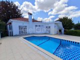 Karsiyaka’nın Huzurlu Sahil Köyünde Yer Alan Bu Şirin 3 Yatak Odalı Bungalow, Konfor ve İşlevselliği Ön Planda Tutan Sıcak ve Davetkâr Bir Yaşam Alanı Sunmaktad