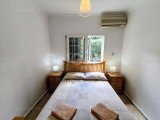 Karsiyaka’nın Huzurlu Sahil Köyünde Yer Alan Bu Şirin 3 Yatak Odalı Bungalow, Konfor ve İşlevselliği Ön Planda Tutan Sıcak ve Davetkâr Bir Yaşam Alanı Sunmaktad
