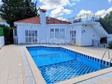 Karsiyaka’nın Huzurlu Sahil Köyünde Yer Alan Bu Şirin 3 Yatak Odalı Bungalow, Konfor ve İşlevselliği Ön Planda Tutan Sıcak ve Davetkâr Bir Yaşam Alanı Sunmaktad