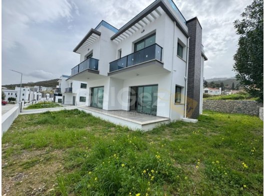 Girne Yeşiltepe’de Deniz & Dağ Manzaralı Prestijli Kiralık Villa