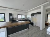 Girne Yeşiltepe’de Deniz & Dağ Manzaralı Prestijli Kiralık Villa