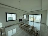 Girne Yeşiltepe’de Deniz & Dağ Manzaralı Prestijli Kiralık Villa