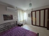 Girne merkezde Havuzlu site içinde satılık full eşyalı 1+1 daire