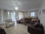 Girne merkezde Havuzlu site içinde satılık full eşyalı 3+1 daire