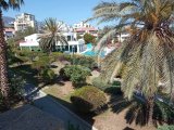 Girne merkezde Havuzlu site içinde satılık full eşyalı 3+1 daire