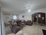 Girne merkezde Havuzlu site içinde satılık full eşyalı 3+1 daire