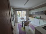 Girne merkezde Havuzlu site içinde satılık full eşyalı 3+1 daire