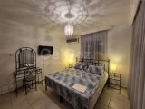Girne merkezde Havuzlu site içinde satılık full eşyalı 3+1 daire