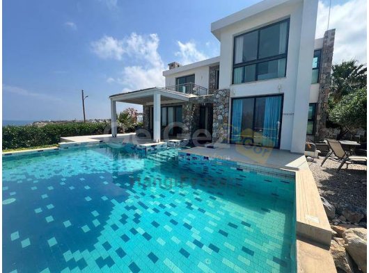 3+1 Villa Özel Havuzlu ve Bahçe Denize Sıfır