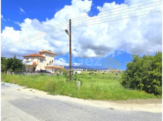 Huzurlu Bir Mahallede 688 m2 Köşe Arsa – Kumsala 10 Dakika Yürüme Mesafesinde