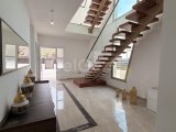 Girne Ozanköy'de 1 Dönüm Arsa Alanına Sahip Satılık 4+1 Villa