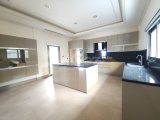 Girne Edremit'te Satılık 4+2 Villa - Özel Havuz, Bahçe ve Deniz Manzarası