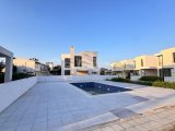 GİRNE ALSANCAKTA MERIT HOTEL VE CASINO YÜRÜME MESAFESİNDE 3+1 ORTAK HAVUZLU İKİZ VILLA