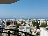 Girne merkezde dağ & deniz manzaralı 3+1 daire (ortak havuzlu )