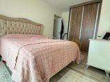 Girne Merkez’de, otellere ve tüm sosyal olanaklara yürüme mesafesinde yer alan bu 3+1 daire satılıktır.