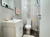 Girne Merkez’de, otellere ve tüm sosyal olanaklara yürüme mesafesinde yer alan bu 3+1 daire satılıktır.