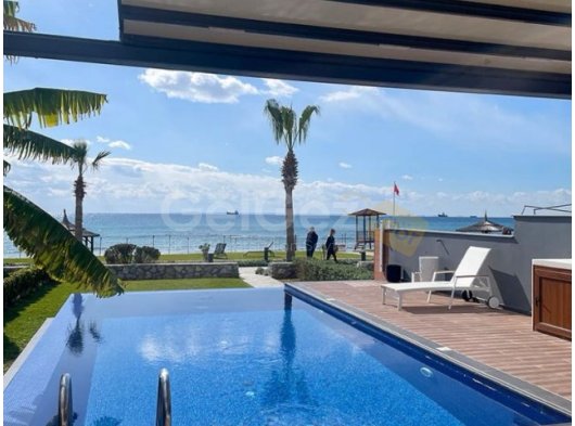İskelenin en nezih sitesinde satılık 3+1 özel havuzlu villa .