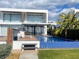 İskelenin en nezih sitesinde satılık 3+1 özel havuzlu villa .