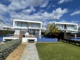 İskelenin en nezih sitesinde satılık 3+1 özel havuzlu villa .
