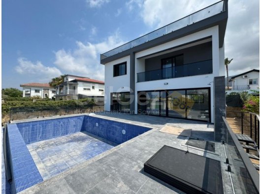 Girne Alsancak'ta Özel Havuzlu, Otellere Yürüme Mesafesinde Satılık 3+2 Villa