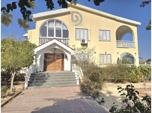 Edremit'de 1269 m² Bahçe Alanına Sahip Tam Müstakil Villa