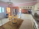 Edremit'de 1269 m² Bahçe Alanına Sahip Tam Müstakil Villa