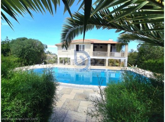 Yeşiltepe'de Acil Satılık 1804 m² Bahçe İçinde 3+1 Villa