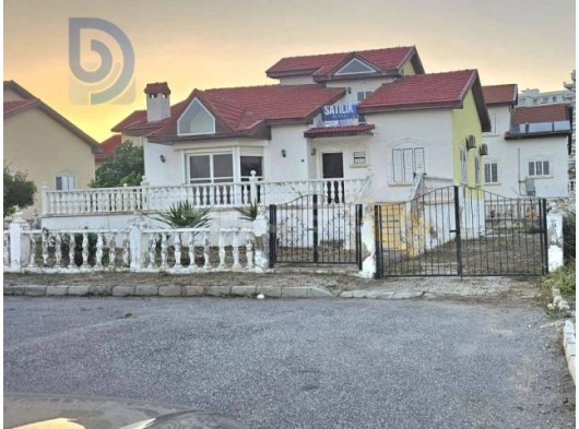 İskele'de Sahile 200 Metre Mesafede 4+1 Gerniş Bahçeli Villa