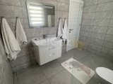 İSKELE BAHÇELER DE MERİT OTEL KARŞISI SAHİLE BİRKAÇ ADIM UZAKLIKTA SATILIK VİLLA