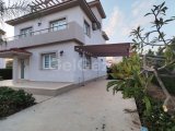 İSKELE BAHÇELER DE MERİT OTEL KARŞISI SAHİLE BİRKAÇ ADIM UZAKLIKTA SATILIK VİLLA