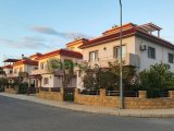 İSKELE BAHÇELER DE MERİT OTEL KARŞISI SAHİLE BİRKAÇ ADIM UZAKLIKTA SATILIK VİLLA