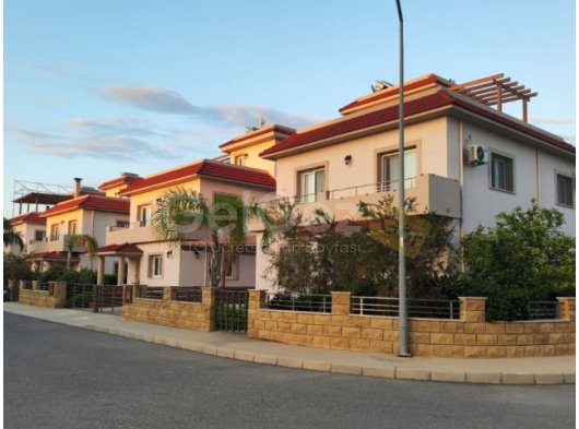 İSKELE BAHÇELER DE MERİT OTEL KARŞISI SAHİLE BİRKAÇ ADIM UZAKLIKTA SATILIK VİLLA