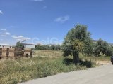 CİHANGİR'DE, ÇEVRESİNDE MÜSTAKİL VİLLALARIN BULUNDUĞU ÇOK İYİ KONUMDA, 1266 METREKARE (İKİ ARSA BÜYÜKLÜĞÜNDE), İSKELE ANAYOLU İLE MAĞUSA ÇİFT ŞERİTLİ ANAYOL