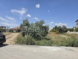 CİHANGİR'DE, ÇEVRESİNDE MÜSTAKİL VİLLALARIN BULUNDUĞU ÇOK İYİ KONUMDA, 1266 METREKARE (İKİ ARSA BÜYÜKLÜĞÜNDE), İSKELE ANAYOLU İLE MAĞUSA ÇİFT ŞERİTLİ ANAYOL