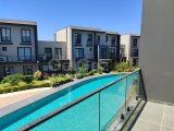 Merit Hotel bölgesinde denize yakın havuzlu lüks site içerisinde 3 yatak odalı sıfır daire