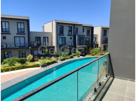 Merit Hotel bölgesinde denize yakın havuzlu lüks site içerisinde 3 yatak odalı sıfır daire