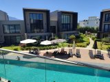 Merit Hotel bölgesinde denize yakın havuzlu lüks site içerisinde 3 yatak odalı sıfır daire