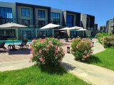 Merit Hotel bölgesinde denize yakın havuzlu lüks site içerisinde 3 yatak odalı sıfır daire