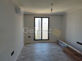 Merit Hotel bölgesinde denize yakın havuzlu lüks site içerisinde 3 yatak odalı sıfır daire
