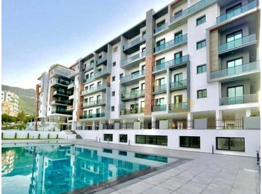 GİRNE MERKEZ'DE HAVUZLU SİTE İÇERİSİNDE SATILIK FULL EŞYALI 2+1 DAİRE